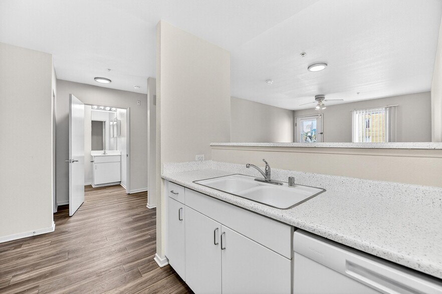 More Photos Of 900 F St, San Diego Apartments For Lease