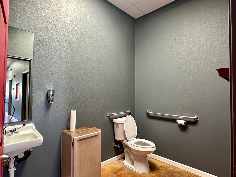 More Photos Of 8142 Shin Oak Dr, San Antonio Unknown For Lease