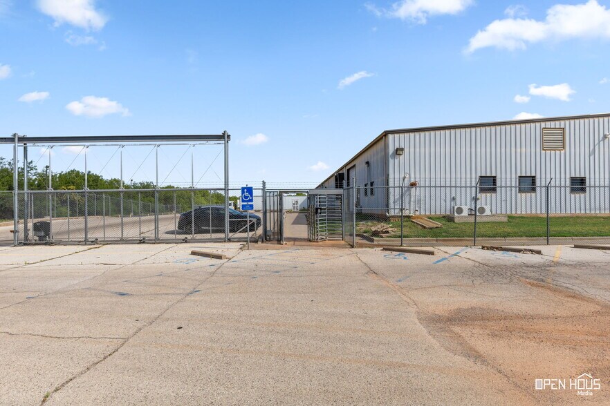 More Photos Of 208 Randy Dr, Wichita Falls Warehouse For Sale