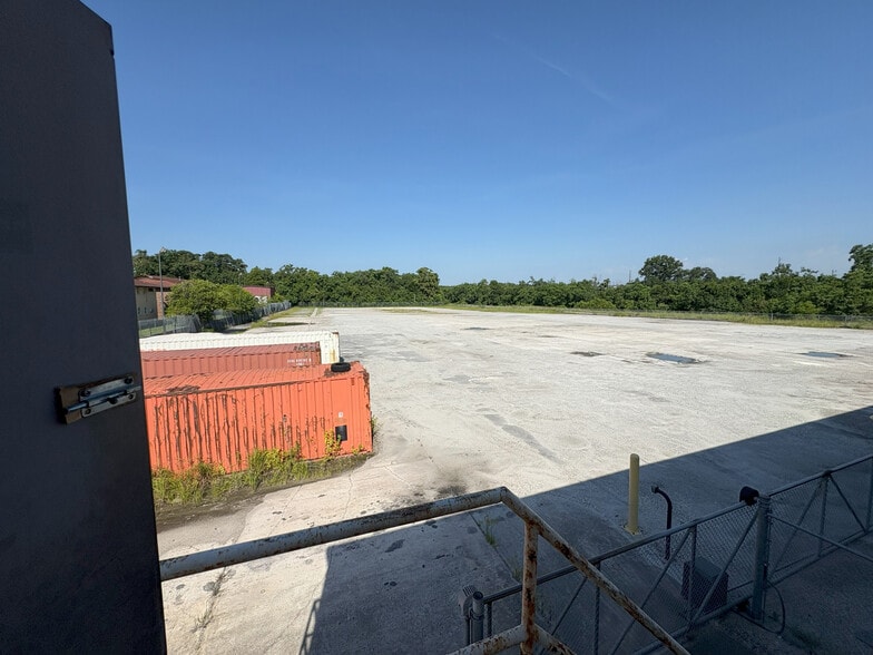 More Photos Of 17 Main St, Savannah Distribution For Lease