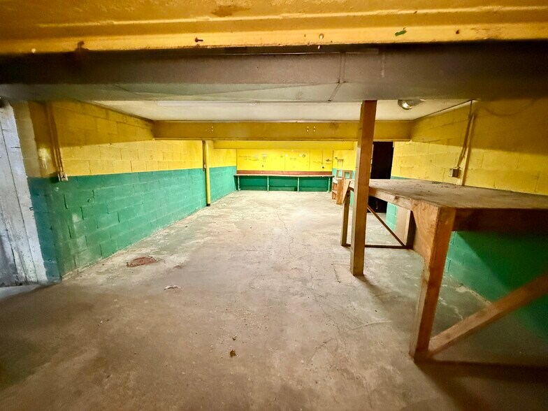 More Photos Of 524 Main St S, Woodbury Garden Center For Lease