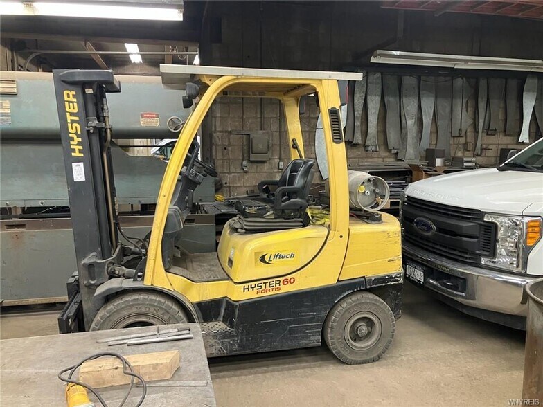 More Photos Of 2543 Seneca Ave, Niagara Falls Manufacturing For Sale