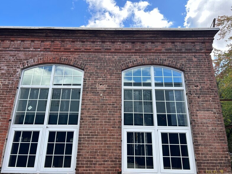 More Photos Of 70 Moshassuck Rd, Lincoln Manufacturing For Lease