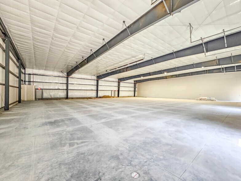 More Photos Of 20070 Hampton Dr, Gretna Warehouse For Lease