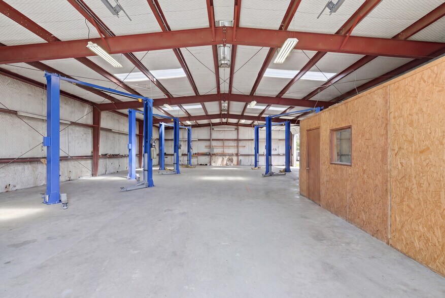 Primary Photo Of 320 S S Wilcox St, Rockdale Auto Dealership For Sale