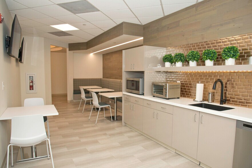 More Photos Of 600 W Germantown Pike, Plymouth Meeting Unknown For Lease