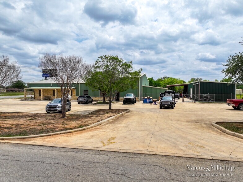 More Photos Of 2301 10th St, Floresville Light Distribution For Sale