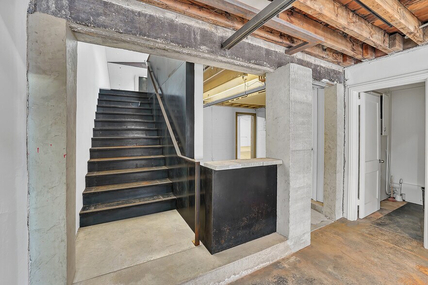 More Photos Of 10 Dravus St, Seattle Unknown For Lease