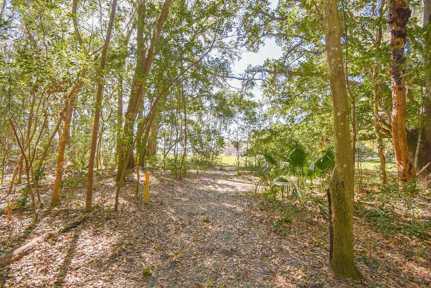More Photos Of 831 Huntington Rd, Crescent City Freestanding For Sale