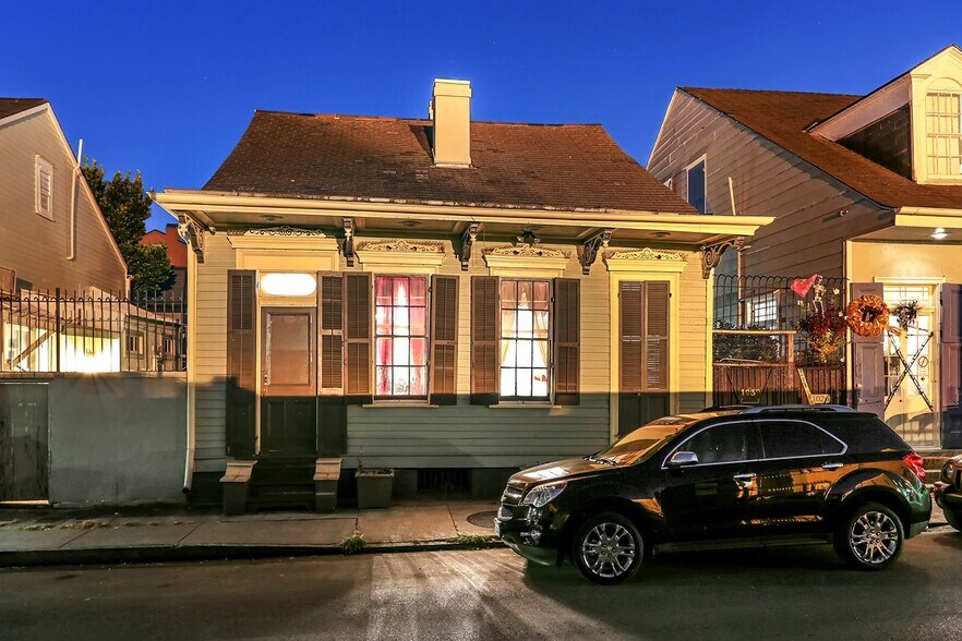 Primary Photo Of 1030 Burgundy St, New Orleans Apartments For Sale