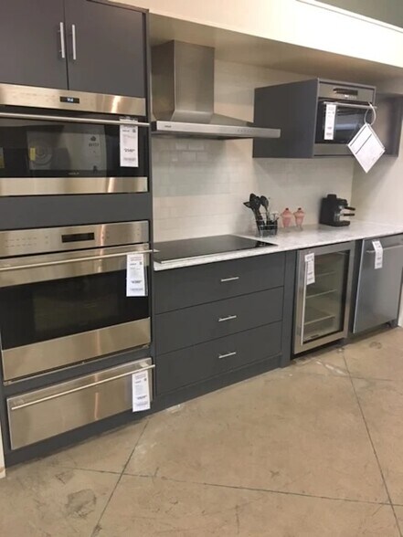 More Photos Of 3101 N 10th St, McAllen General Retail For Lease