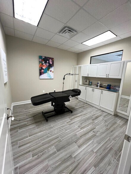 More Photos Of 202 Industrial Blvd, Sugar Land Office For Lease