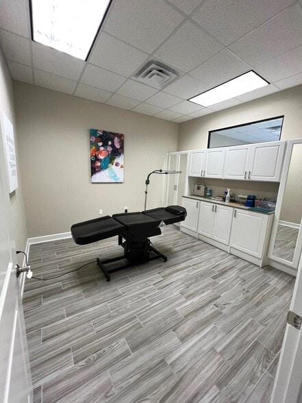 More Photos Of 202 Industrial Blvd, Sugar Land Office For Sale