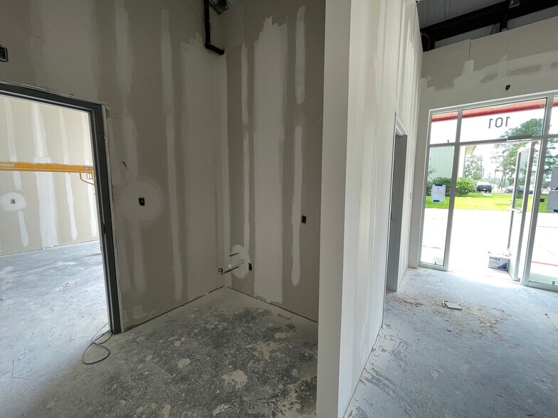 More Photos Of 32223 Tamina Rt, Magnolia Flex For Lease