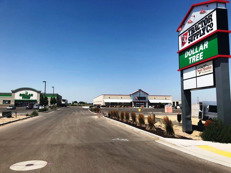 More Photos Of 817-821 N Meridian Rd, Kuna Freestanding For Lease