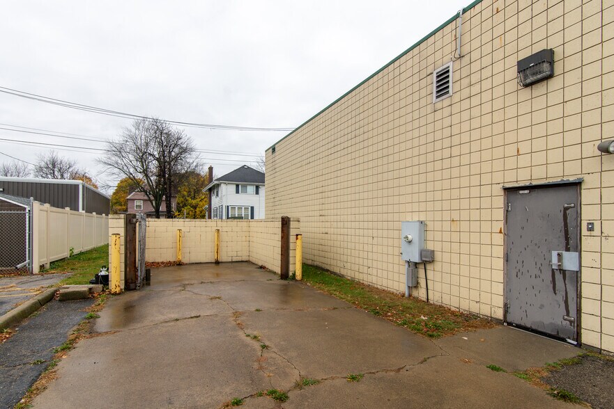 More Photos Of 1115 Genesee ave, Saginaw General Retail For Sale