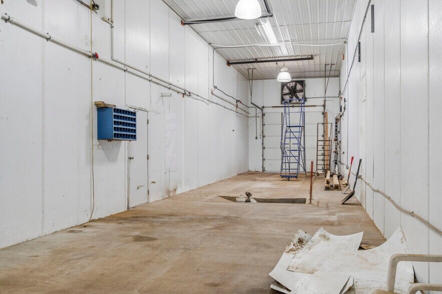More Photos Of 306 SE Highway AA, Clinton Industrial For Sale