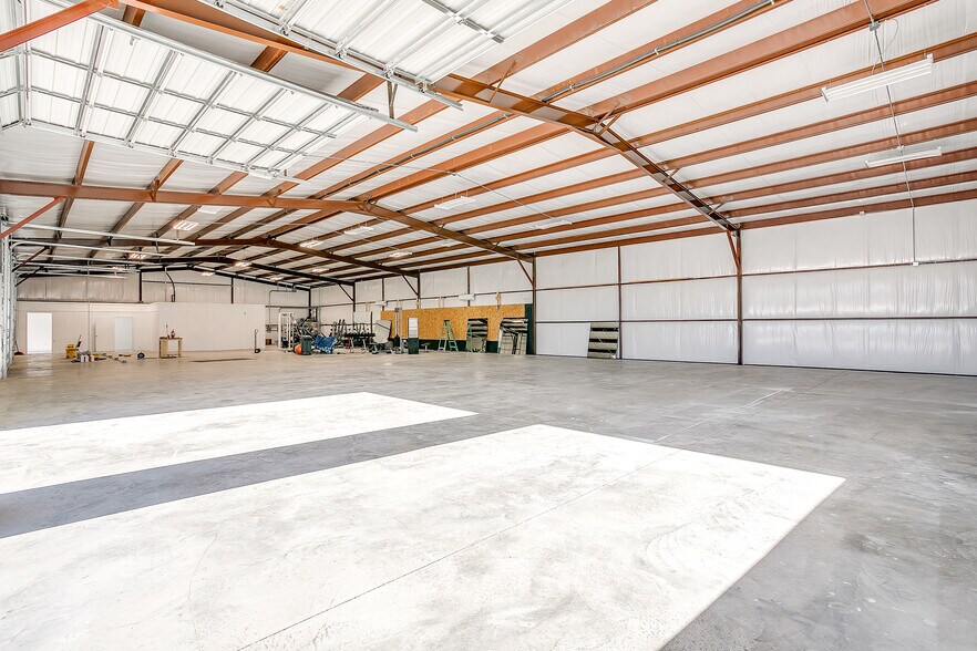 More Photos Of 6471 E Bankhead Hwy, Willow Park Industrial For Lease