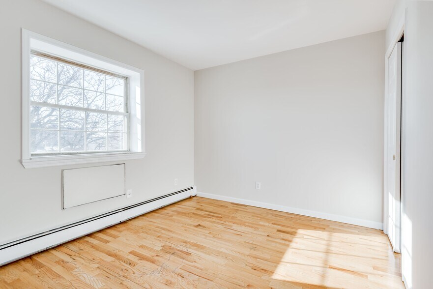 More Photos Of 10430 39th Ave, Corona Apartments For Sale