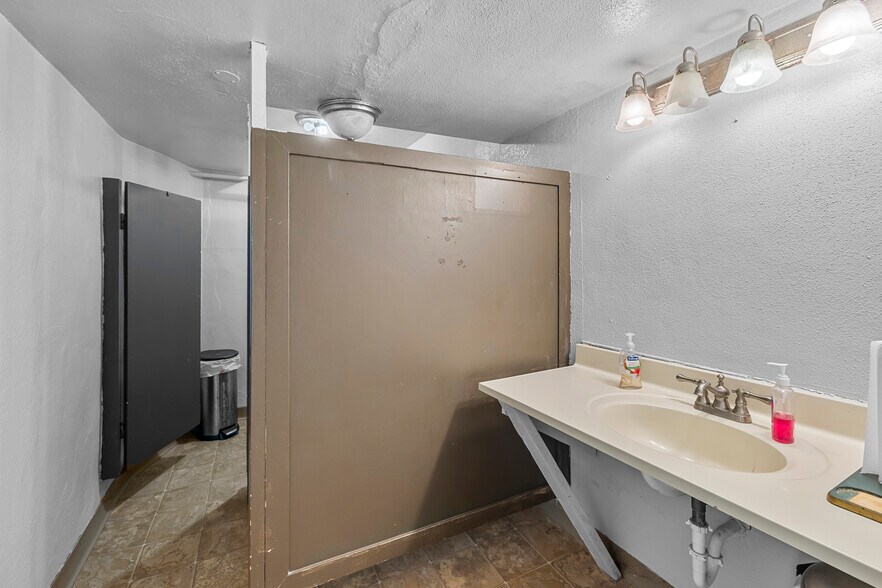 More Photos Of 338 Hazel St, Poplar Bluff Showroom For Sale