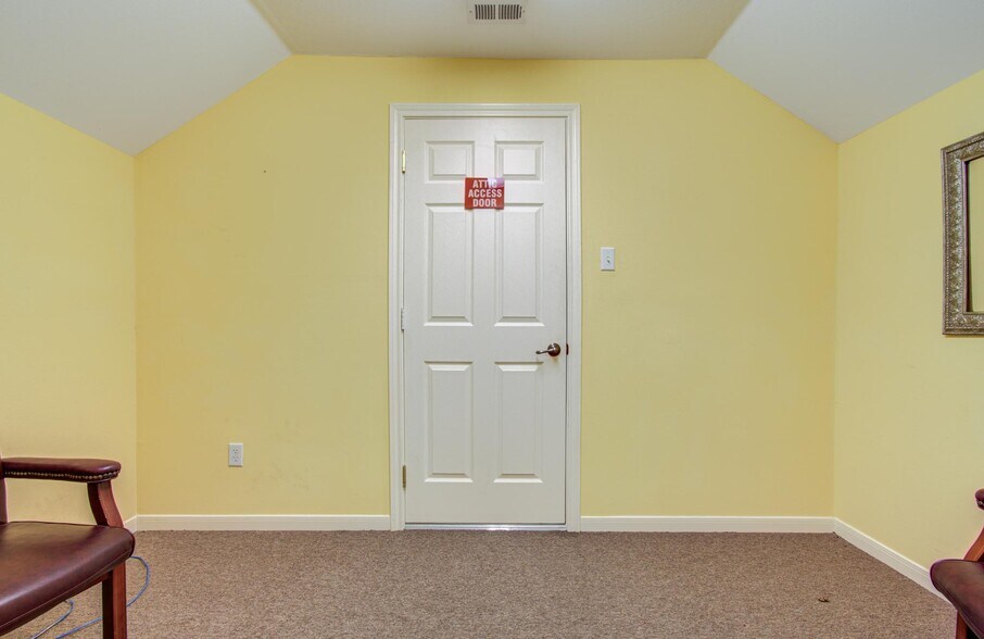 More Photos Of 11201 Steeplepark Dr, Houston Office Residential For Sale