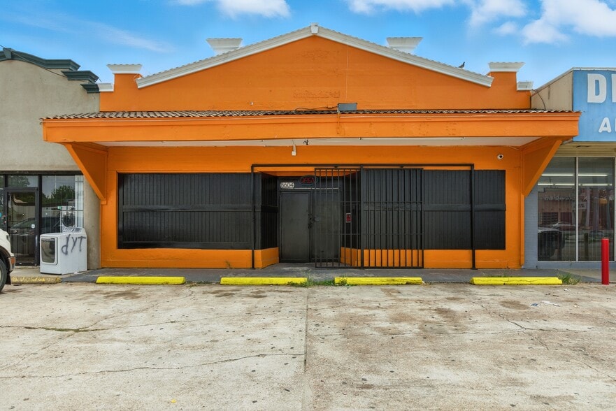 Primary Photo Of 8604 Jensen Dr, Houston Bar For Sale