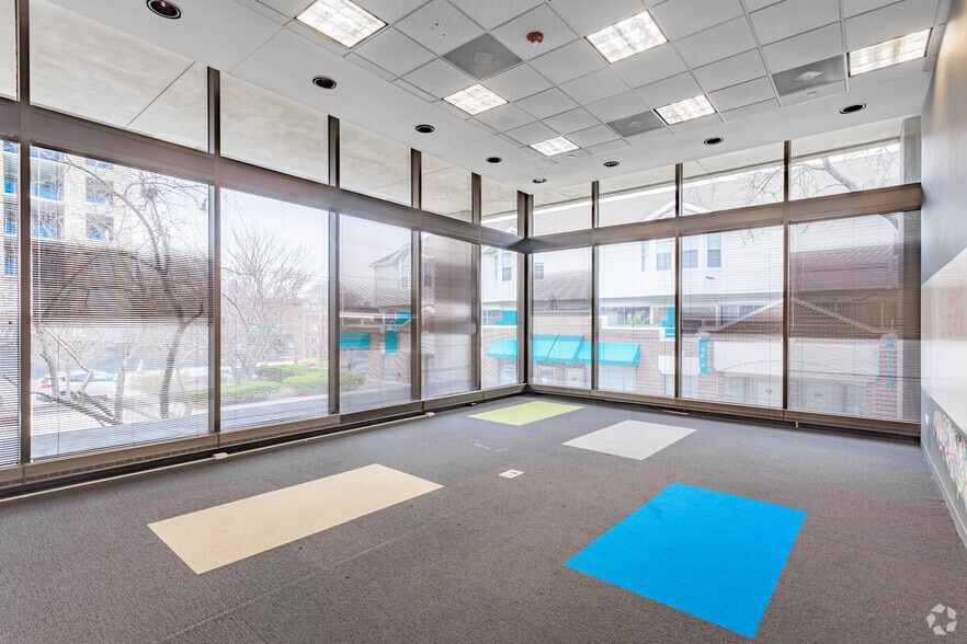 More Photos Of 8001 Lincoln Ave, Skokie Office Residential For Lease