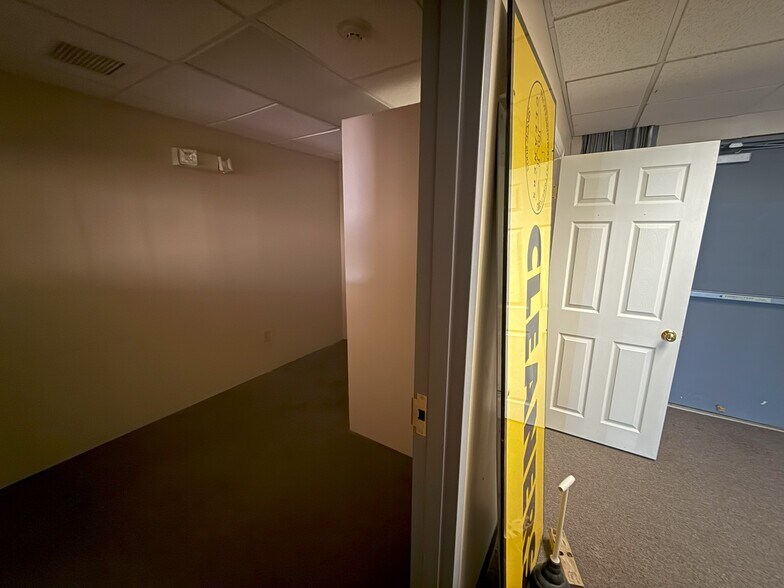 More Photos Of 304 Sandown Rd, East Hampstead Convenience Store For Lease