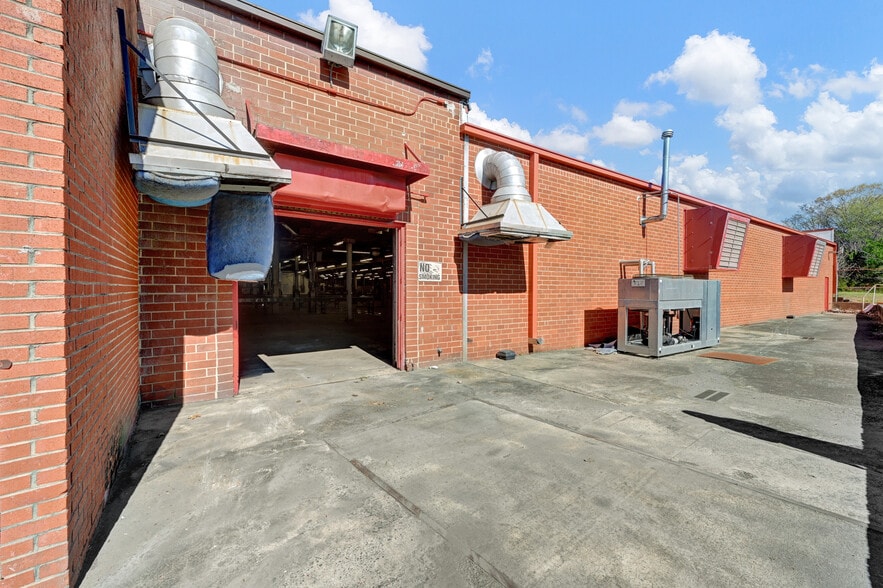 More Photos Of 315 Cassell St, Winston-Salem Distribution For Lease