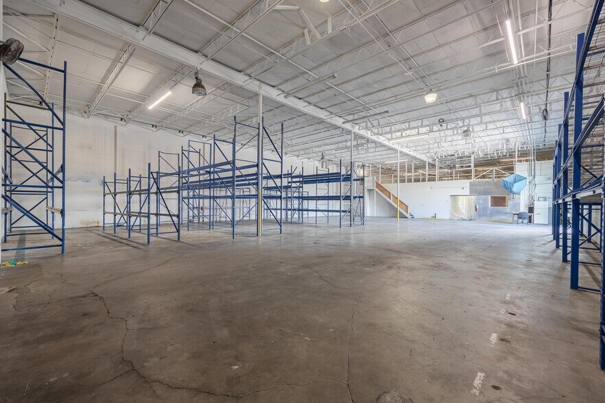 More Photos Of 2546-2578 Fowler St, Fort Myers Warehouse For Lease