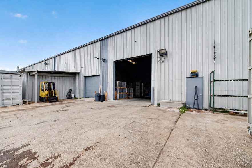 More Photos Of 1320 Almeda Genoa Rd, Houston Manufacturing For Lease