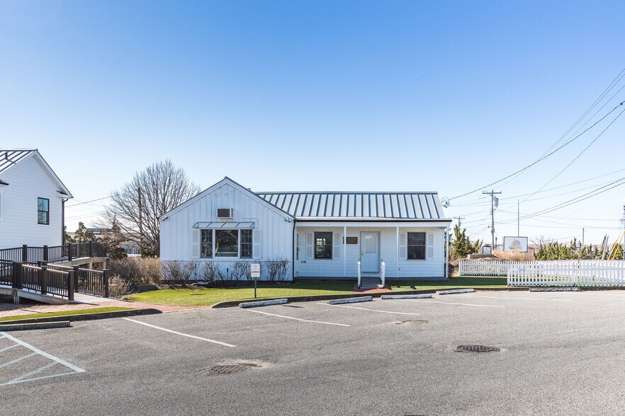 More Photos Of 478 W Lake Dr, Montauk Storefront Retail Office For Sale