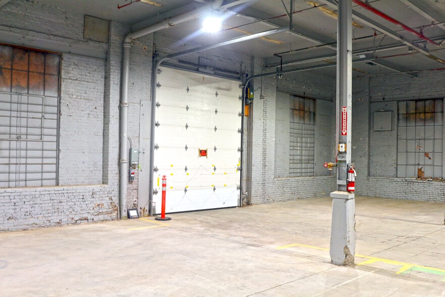 More Photos Of 10 Rue Emile-Bond, Gatineau Light Distribution For Lease