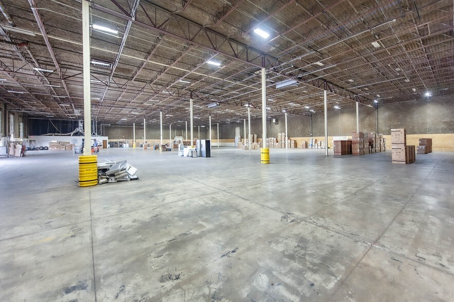 More Photos Of 3701 S Thomas Rd, Oklahoma City Distribution For Lease