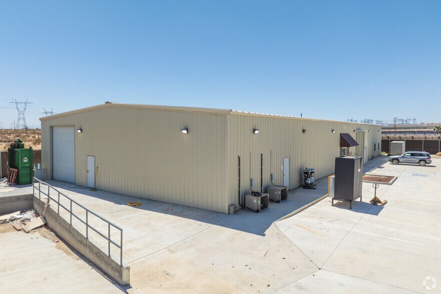 More Photos Of 17261-17283 Columbus St, Adelanto Warehouse For Lease