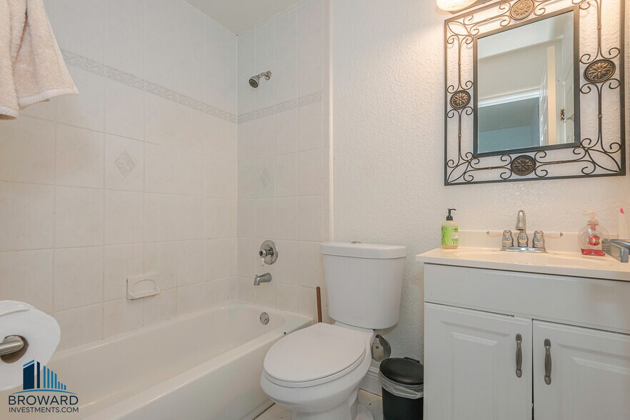More Photos Of 330 SW 20th St, Fort Lauderdale Multifamily For Sale