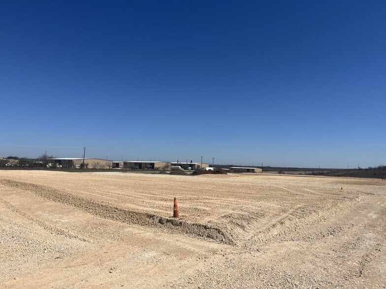 More Photos Of 8081 Old Bastrop Rd, New Braunfels Warehouse For Lease
