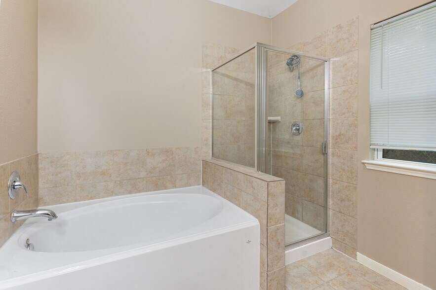 More Photos Of 9104 N Green River Dr, Houston Specialty For Sale