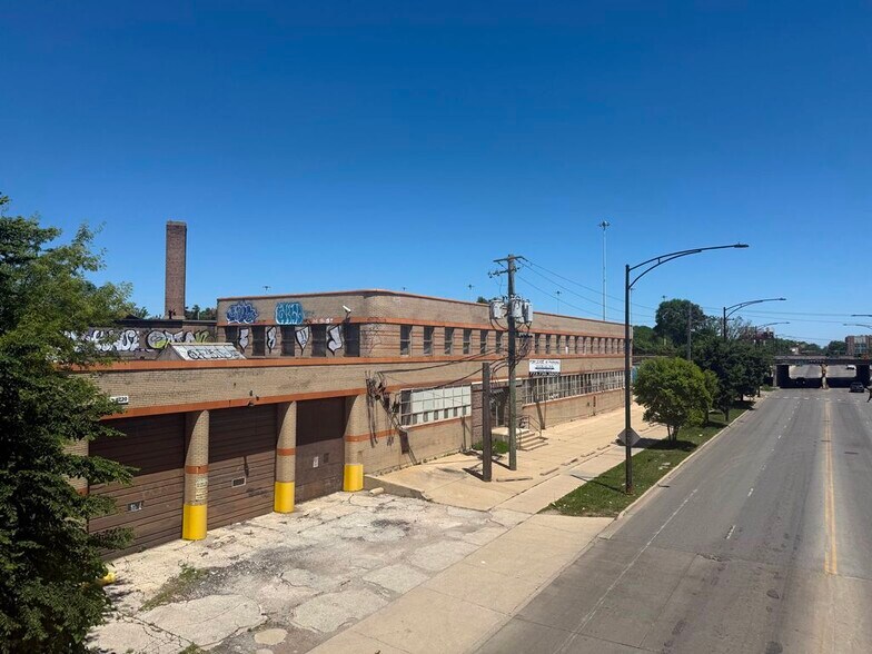 More Photos Of 4700-4720 W Montrose Ave, Chicago Manufacturing For Lease