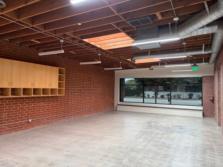 More Photos Of 2558 Overland Ave, Los Angeles Office For Lease