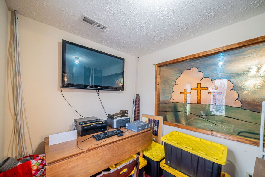 More Photos Of 6641 US Highway 62 W, Kuttawa Flex For Sale