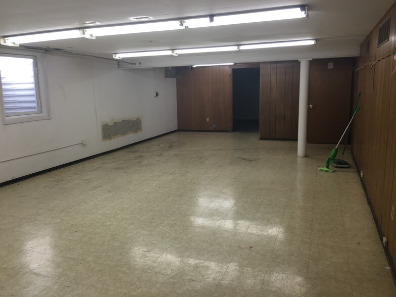 More Photos Of 202 S Bridge St, Yorkville Storefront For Sale