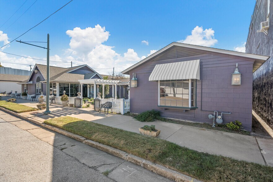 More Photos Of 103-105 E Center Street, Lorena Storefront For Sale