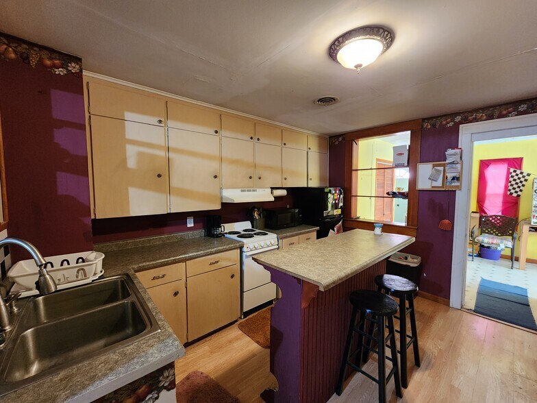 More Photos Of 2104 Main St, Emmetsburg Office Residential For Sale