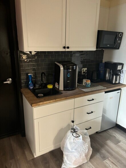 More Photos Of 27300 Ecorse Rd, Taylor Warehouse For Lease