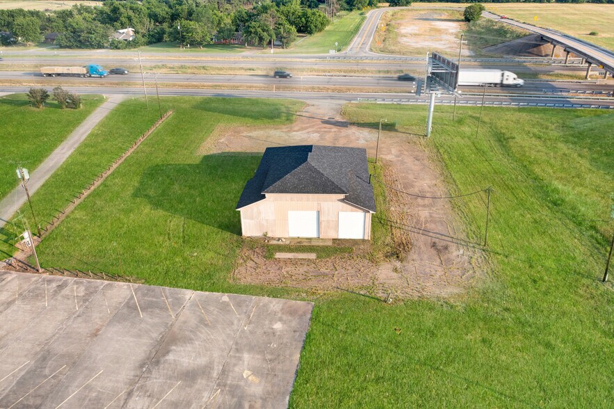 More Photos Of 205 E North Interstate 30 Service Rd, Cumby Showroom For Lease