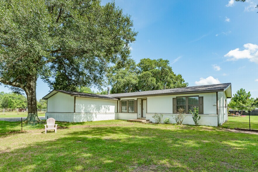 More Photos Of 2230 Nancy St, Alvin Specialty For Sale