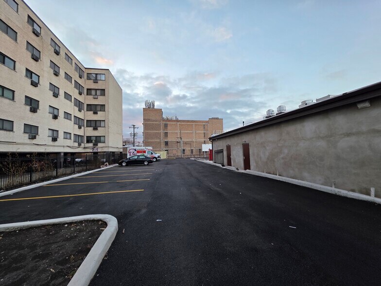 More Photos Of 2201 W Howard St, Chicago Restaurant For Lease