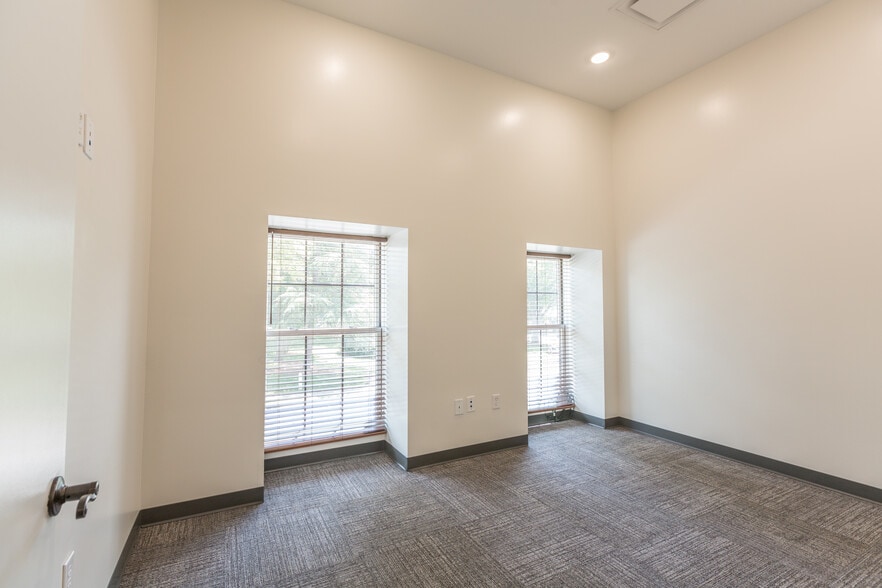 More Photos Of 130 W Trade St, Dallas General Retail For Lease