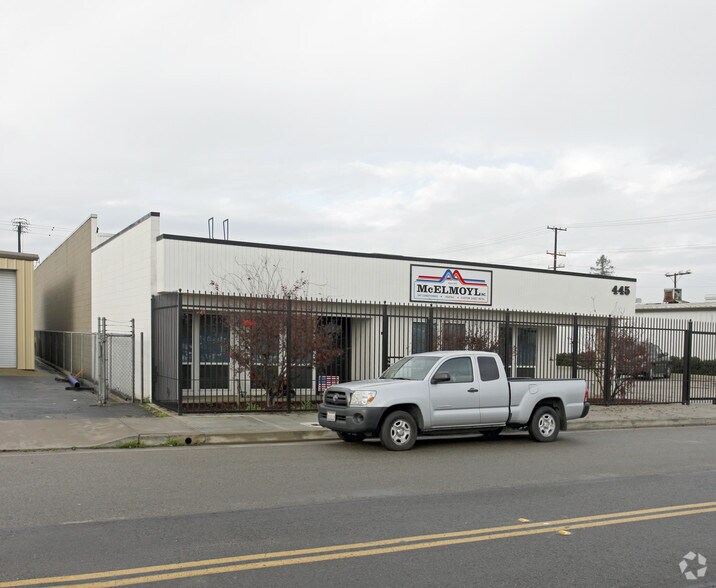 More Photos Of 445 N I St, Tulare Service For Sale